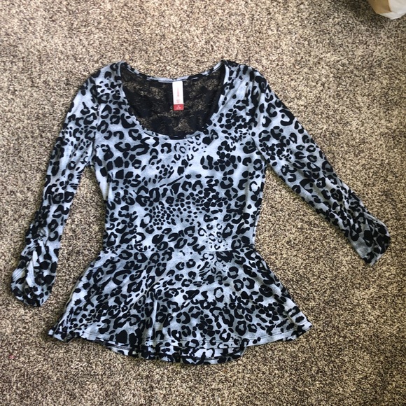 Cute Print top - Picture 1 of 5